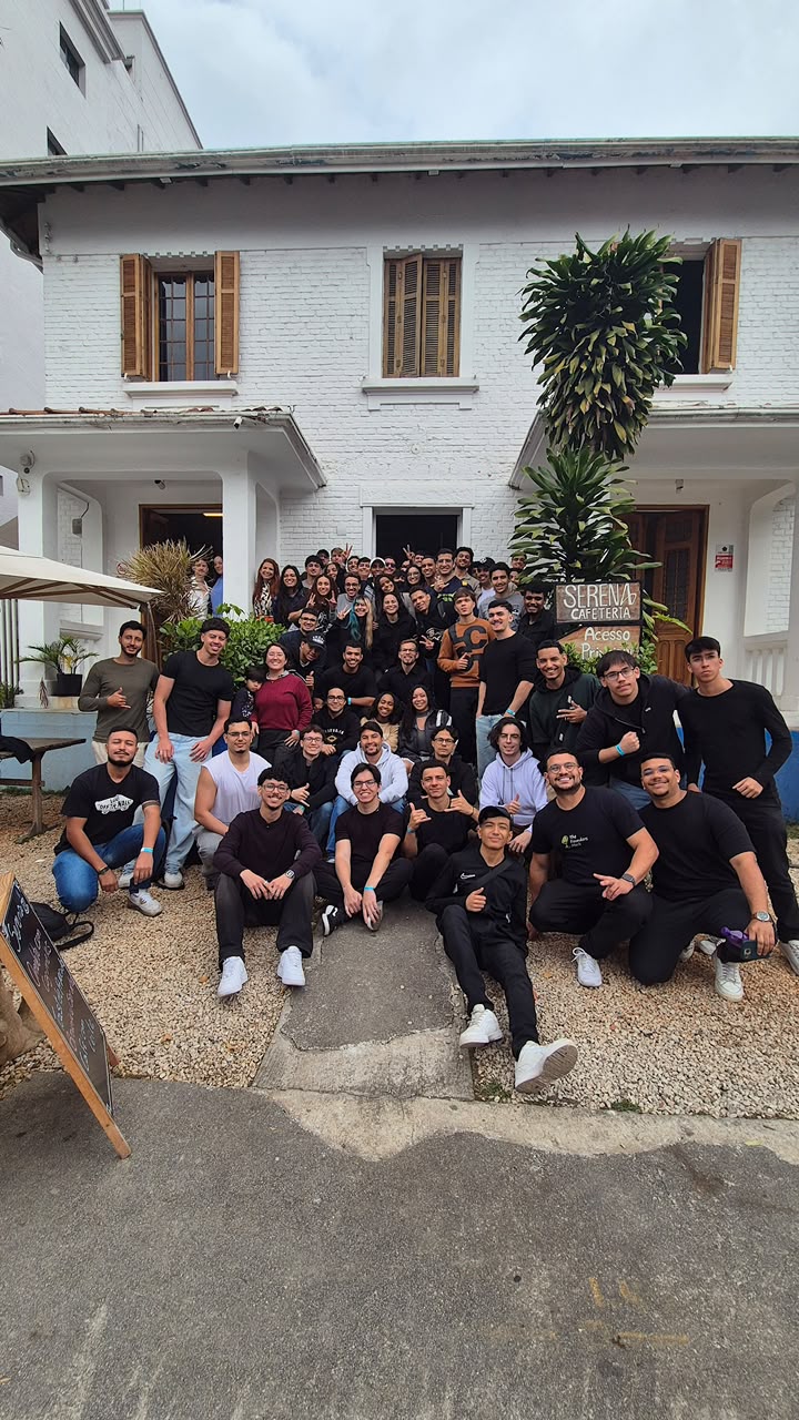 Foto em grupo em frente à casa